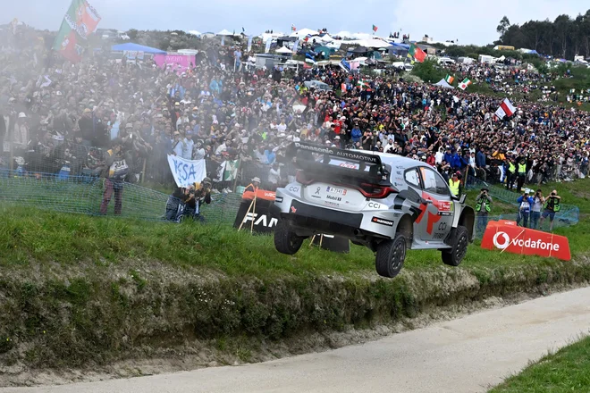 Sebastien Ogier je takole poletel do zmage na Portugalskem. FOTO: Miguel Riopa/AFP