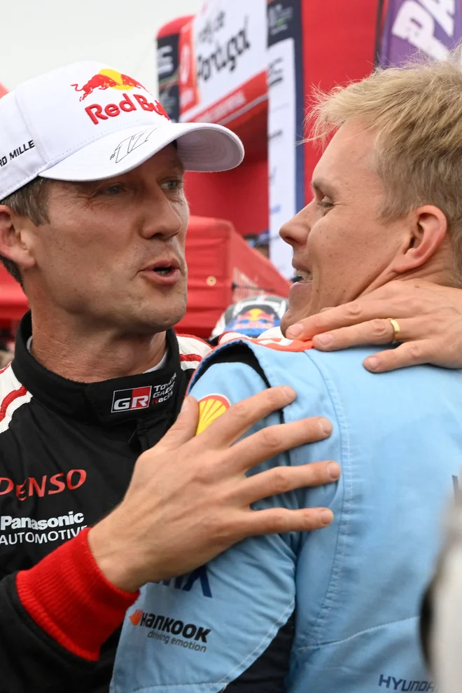 Sebastien Ogier (levo) je po dirki objel Otta Tänaka. FOTO: Miguel Riopa/AFP