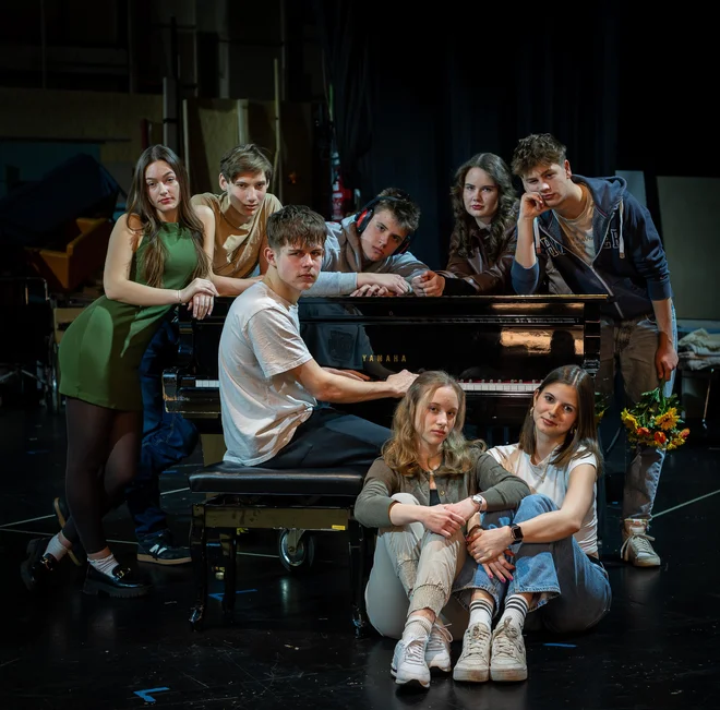 Igralska zasedba predstave o življenju mladih: Matic Čater, Svit Gorjup, Miha Grasselli, Ana Kočnar, Taja Nareks, Leja Planko, Urban Skok in Mija Šterk. FOTO: Darko Petelinšek