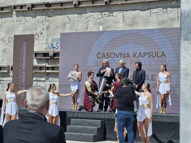 V časovno kapsulo, ki bo vgrajena v temelje Emonike, so med drugim položili časnik Delo in tri madžarske časnike. FOTO: Janez Tomažič