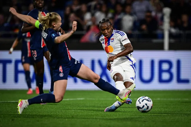 Francoska srednja igralka Lyona Melchie Dumornay je takole zabila uvodni gol na finalni tekmi francoskega ženskega nogometnega prvenstva D1 med Olympique Lyonnais in Paris Saint-Germain v Decines-Charpieu. Foto: Olivier Chassignole/Afp