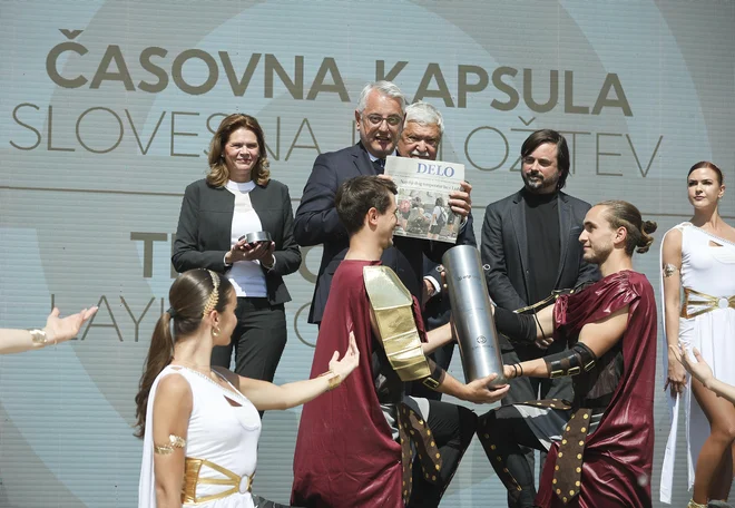 V časovno kapsulo, ki bo vgrajena v temelje Emonike, so med drugim položili časnik Delo in tri madžarske časnike. FOTO: Jože Suhadolnik/Delo