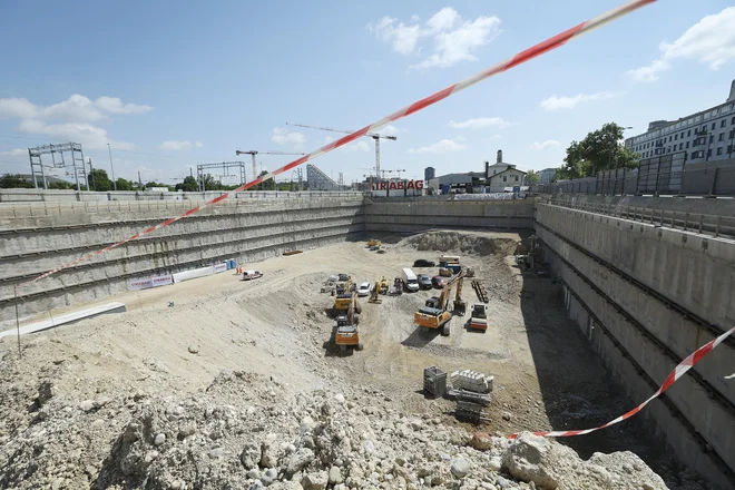 Mestna občina Ljubljana bo svoj del ureditvi območja Potniškega centra Ljubljana, na katerem že raste in bo še zraslo tudi več drugih nepremičninskih kompleksov, prispevala z gradnjo komunalne infrastrukture ter ureditvijo javnega prostora. FOTO: Jože Suhadolnik/Delo