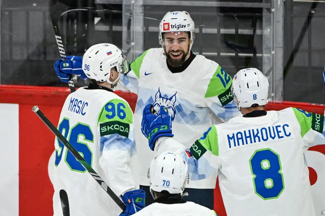 Nik Simšič se s soigralci veseli zadetka proti Franciji. FOTO: Fredrik Sandberg/AFP