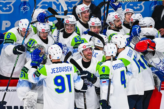 Veselje slovenskih hokejistov v Stockholmu, potem ko so si zagotovili obstanek med elito. Jonathan Nackstrand/AFP