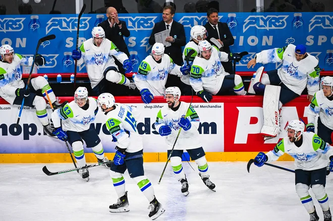 Veselju slovenskih hokejistov ni bilo konca. FOTOGRAFIJE: Jonathan Nackstrand/AFP