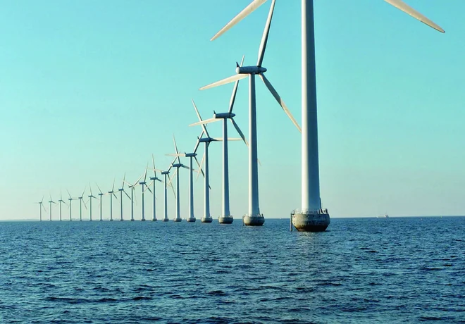 Veter, sonce in baterije so zdaj tako poceni, da je za neodvisne proizvajalce energije in posamezna gospodinjstva ekonomsko smiselno, da jih množično uporabljajo – in to lahko storijo z razmeroma malo regulativnimi ovirami. FOTO: Delo