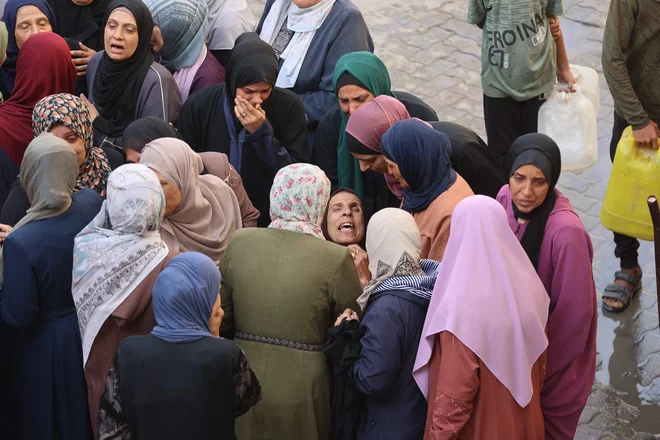 Ekipe civilne zaščite so ponoči v bolnišnice prepeljale najmanj 44 mrtvih, večinoma žensk in otrok. FOTO: Omar Al-qattaa/AFP