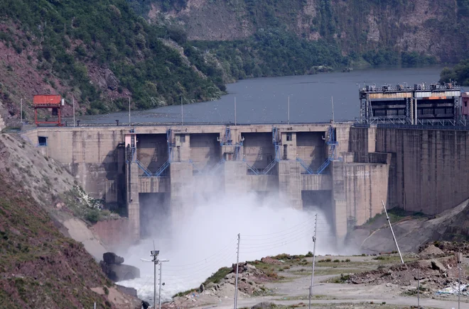 Modi je ukazal funkcionarjem, naj pospešijo dela v zvezi s projekti na reki Ind in njenih zahodnih pritokih Čenab in Dželum. FOTO: Reuters
