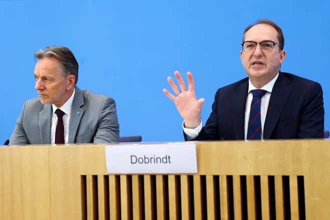 Notranji minister Alexander Dobrindt in predsednik zveznega kriminalističnega urada Holger Münch sta predstavila skrb vzbujajočo statistiko politično motiviranih kaznivih dejanj za lansko leto. FOTO: Lisi Niesner/REUTERS