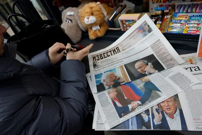 Nekaj trenutkov po klicu je Trump zvenel kot človek, ki se umika iz spora, je telefonski pogovor ameriškega predsednika z ruskim kolegom komentiral novinar CNN Nick Paton Walsh. FOTO: Maksim Šemetov/Reuters