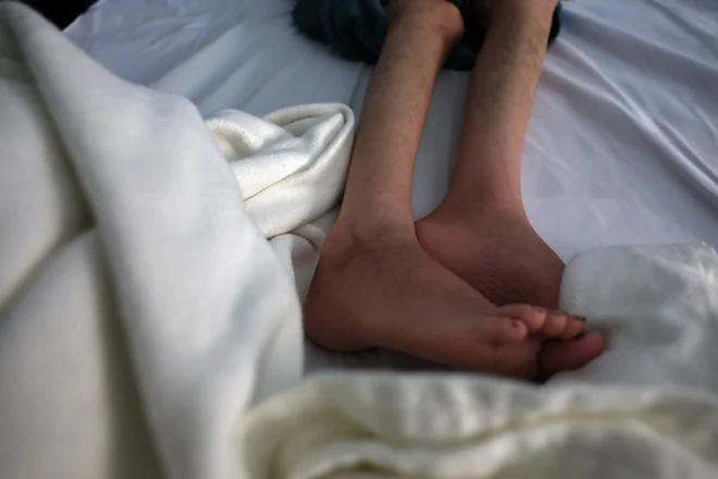 Mnogim od 2,1 milijona prebivalcev Gaze grozi lakota, če izraelska stran v kratkem ne bo sprostila dotoka hrane in drugih vrst humanitarne pomoči na okupirano ozemlje. Še posebno ogroženi so najmlajši. FOTO: Amr Alfiky/Reuters
