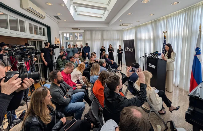 Prihod Uberja v Slovenijo so včeraj napovedali v rezidenci ameriškega veleposlanika, točno v tem prostoru se je pred 14 leti nekdanji ameriški veleposlanik v Ljubljani, zdaj že pokojni Johnny Young, pritoževal nad slabo izkušnjo z ljubljanskim taksistom. FOTO: Staš Ivanc