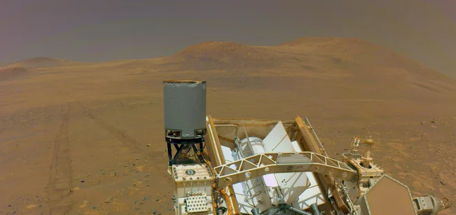 Rover je posnel svoje sledi, ko se je pripeljal s hriba Witch Hazel. FOTO: Nasa/JPL-Caltech