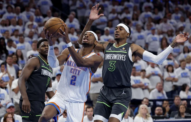 Oklahoma je z razigranim Shaiom Gilgeous-Alexandrom (2) prišla do prve zmage v finalu končice lige NBA v zahodni konferenci. FOTO: Alonzo Adams/Imagn Images Via Reuters Connect