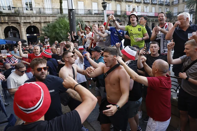 Navijači Manchester Uniteda in Tottenhama so izvedli desant na Baskijo. FOTO: Vincent West/Reuters