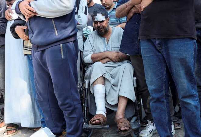 Izrael brez milosti nadaljuje napade na Gazo. FOTO: Ramadan Abed/Reuters