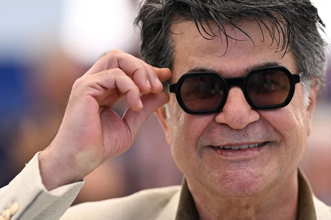 Džafar Panahi v Cannesu na premieri filma Preprosta nesreča. FOTO: Miguel Medina/AFP