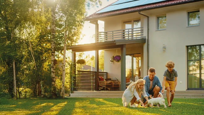 GEN-I in GEN-I Sonce sta z vrhunskim znanjem, izkušnjami in strokovnostjo zasnovala paket, ki vam zagotavlja velike prihranke, in sicer za kar 60 do 80 % nižje stroške električne energije. FOTO: GEN-I Sonce