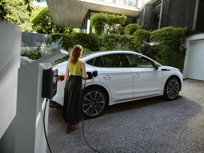 Enyaqa 60 je mogoče na hitri polnilnici do 80 odstotkov napolniti že v 24 minutah.FOTO: Škoda