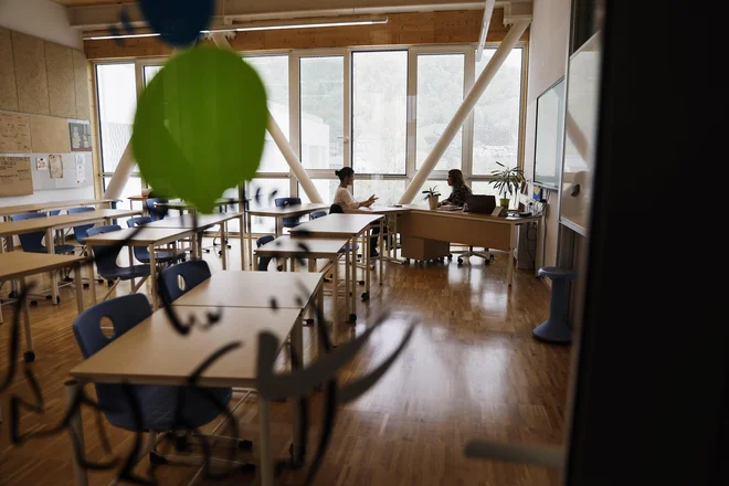 Ravnatelji in učitelji že nekaj let opozarjajo, da bi bilo treba spremeniti pravilnik o ocenjevanju, ki natančno določa število ocen, ki jih morajo pridobiti učenci. Fotografija je simbolična.
FOTO: Leon Vidic