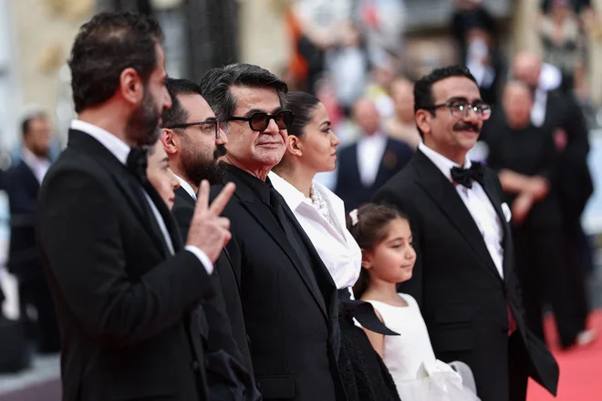 Panahi z ženo in hčerko ter sodelavci na rdeči preprogi v Cannesu. FOTO: Stephane Mahe/Reuters