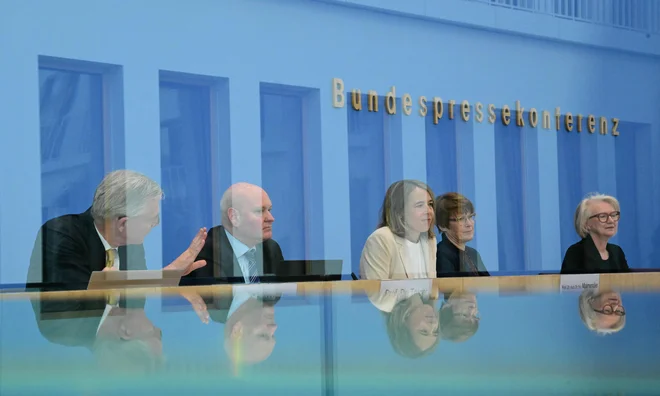 Petčlansko ekonomsko svetovalno telo zvezne vlade je predstavilo pomladansko gospodarsko napoved, ki ne kaže nič kaj spodbudne slike. Po dveh letih recesije, se letos obeta stagnacija in tudi rast v prihdonje je vprašljiva. FOTO: Tobias Schwarz/AFP