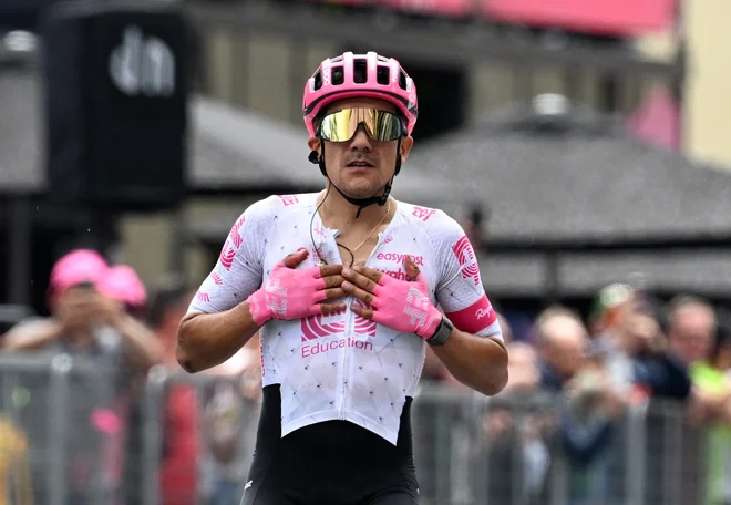 Richard Carapaz je zmago podaril sinu, ki ima danes rojstni dan. FOTO: Jennifer Lorenzini Reuters