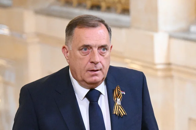 Da je v stiski, je vodja bosanskih Srbov Milorad Dodik v zadnjem času pokazal z več obupanimi dejanji. Potem, ko je kot podpornik četniških gibanj nedavno potoval v Moskvo na parado proti nacizmu, zdaj naravna bogastva svoje domovine ponuja Američanom. FOTO: Alexander Kryazhev/Reuters