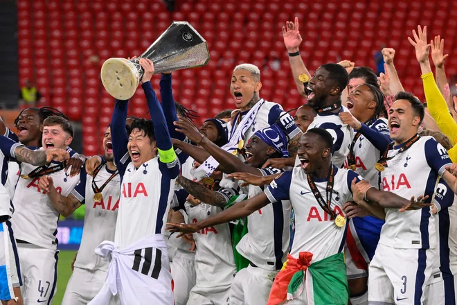 Nogometaši Tottenhama niso skrivali navdušenja, potem ko so prejeli zmagoviti pokal. FOTO: Josep Lago/AFP