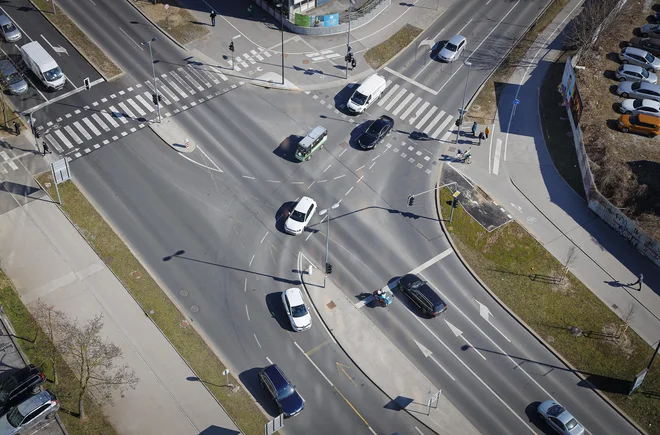 Pametni semaforji se v realnem času odzivajo na gostoto prometa, nesreče ali nenadne prometne zamaške. FOTO: Jože Suhadolnik/Delo