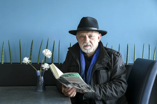 Feri Lainšček in roman Kurja fizika (Beletrina) FOTO: Jože Suhadolnik/Delo