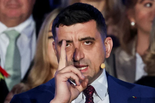 George Simion je bil do odločitve kritičen in dodal, da sodišče nadaljuje »državni udar«. FOTO: Louisa Gouliamaki/Reuters