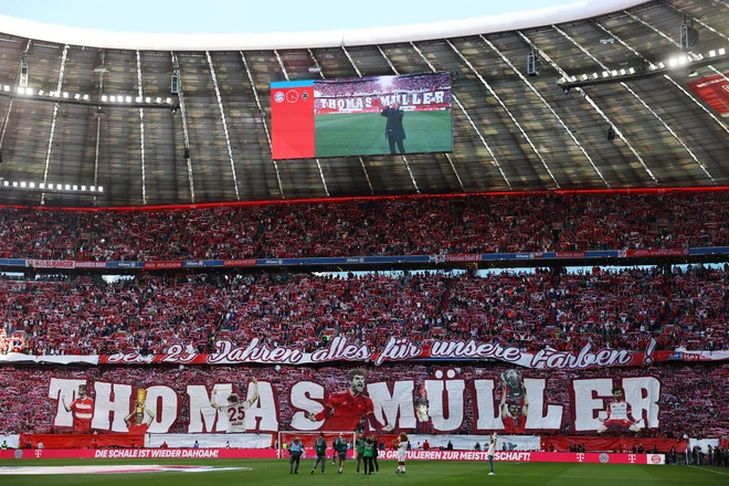 Pogled na polne tribune navijačev, ki so se ob koncu sezone poslovili od Thomasa Müllerja in se mu zahvalili za kar 25 let, ki jih je preživel v klubu. FOTO: Kai Pfaffenbach/Reuters