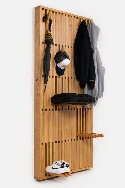 HANGY Maxi – viseča lesena konstrukcija za obešanje, ki jo je zasnoval slovenski oblikovalec. FOTO: Designeuropa