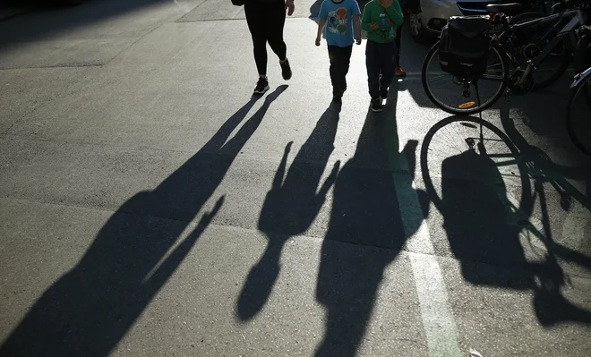 Kritiki opozarjajo na deregulacijo v prid multinacionalk – in proti pravicam ljudi; med njimi so najbolj ranlljivi otroci. FOTO: Blaž Samec