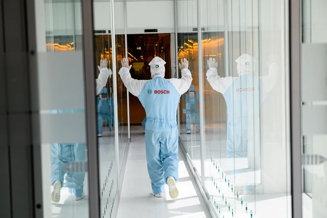 Bosch je lani ustvaril 90 milijard evrov prihodkov od prodaje, kar 61 odstotkov teh je povezanih z avtomobilsko industrijo. FOTO: Jens Schlueter/AFP