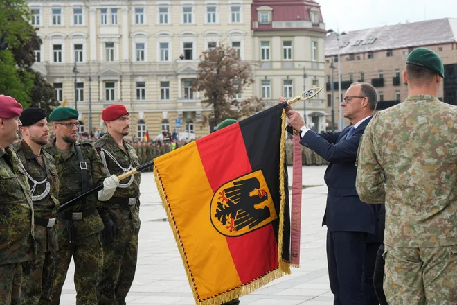 Nemški kancler Friedrich Merz in nemška 45. oklepna brigada v Litvi. FOTO: Ints Kalnins/Reuters