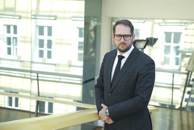 Matej Raspet: Z uvedbo glasovne UI-asistentke Pia, ki razume 12 slovenskih narečij, smo na Pošti Slovenije naredili pomemben preskok v digitalni preobrazbi upravljanja odnosov s strankami. FOTO: Jože Suhadolnik/Delo