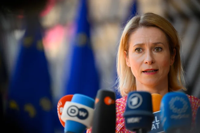 Na tiskovni konferenci, ki jo je Kallasova pripravila brez gostiteljev, je spomnila, da je izvedbo evropskih reform od oblasti zahtevalo na stotisoče protestnikov. Foto John Thys/AFP