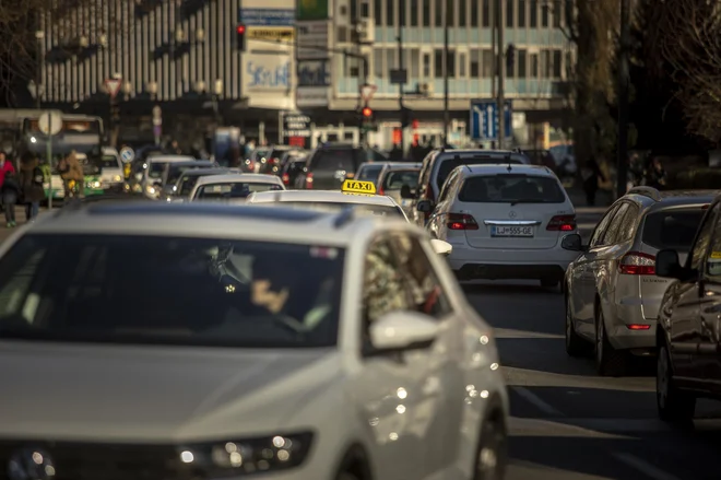 Za promet je stabilno električno napajanje ključno še pred elektrifikacijo. Elektrika napaja semaforje, zapornice in tudi črpalke bencina, poleg vseh blagajn. FOTO: Voranc Vogel/Delo