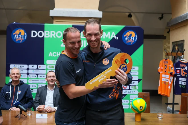 Jani Kovačič je pozdravil novega (starega) oranžnega zmaja Tineta Urnauta. FOTO: Črt Piksi