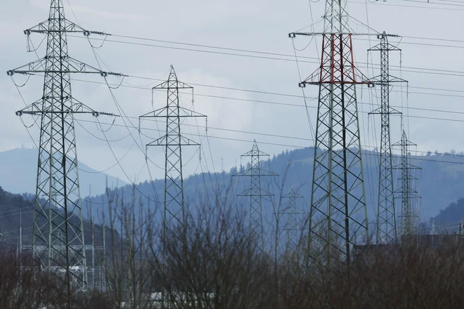 Brez elektrike se sodobno življenje ustavi, to so pokazali tudi obsežni mrki v zadnjem času, na srečo ne pri nas. FOTO: Leon Vidic/Delo