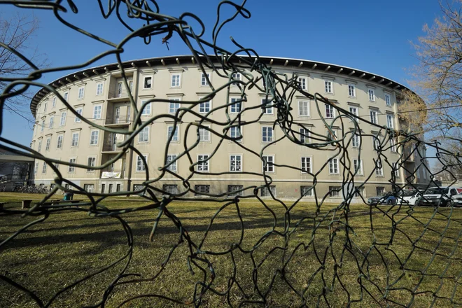 Z dokončanjem polkrožne oblike Baragovega semenišča bodo na občini ustvarili tudi boljše razmere za delovanje Slovenskega mladinskega gledališča in Pionirskega doma. FOTO: Jože Suhadolnik/Delo