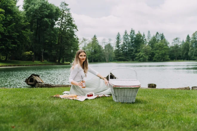 Potrebujete nekaj trenutkov čisto zase? Potem je čas za piknik na Brdu ali brunch na Blejskem jezeru. FOTO: JGZ Brdo