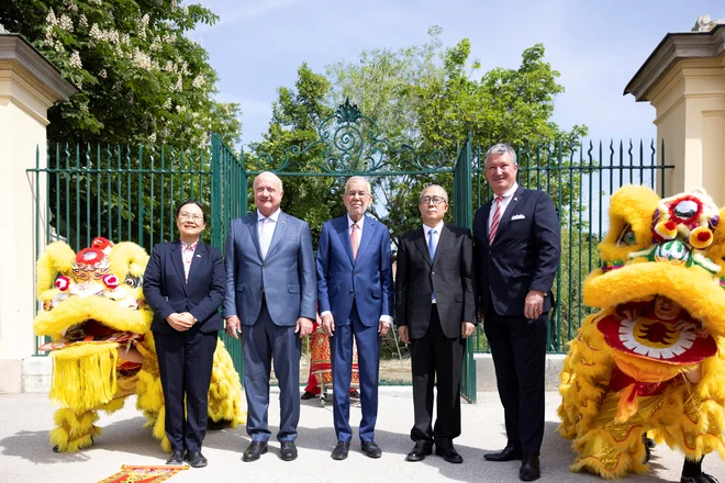 High reception for the new resident of the Vienna Zoo. Chinese Ambassador to Austria Qi Mei, Austrian Chancellor Christian Stocker, Austrian President Alexander Van der Bellen, Vice President of the National People's Republic of China and Director of the Vienna Zoo Stephan Hering Hagenbeck. Photo: Lisa Letner/Reuters