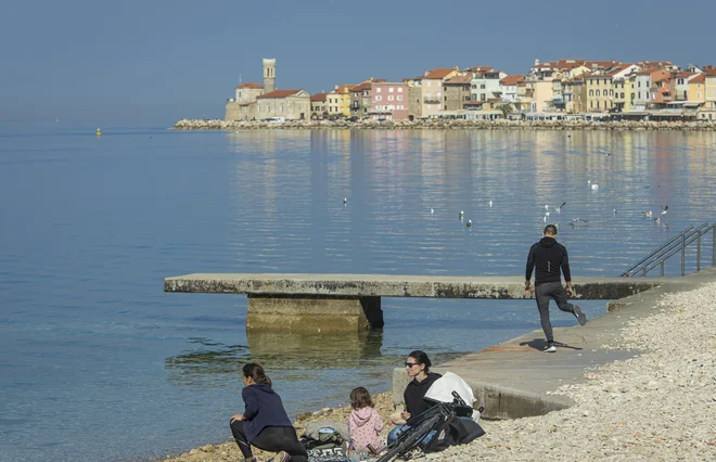 Bistvene so okoliščine, v katerih se ljudje počutijo, da lahko na podlagi svojih kompetenc živijo človeka vredno življenje. FOTO: Jože Suhadolnik