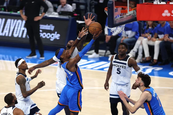 Shai Gilgeous-Alexander (z žogo) je potrdil, da je št. 1. FOTO: Matthew Stockman/AFP