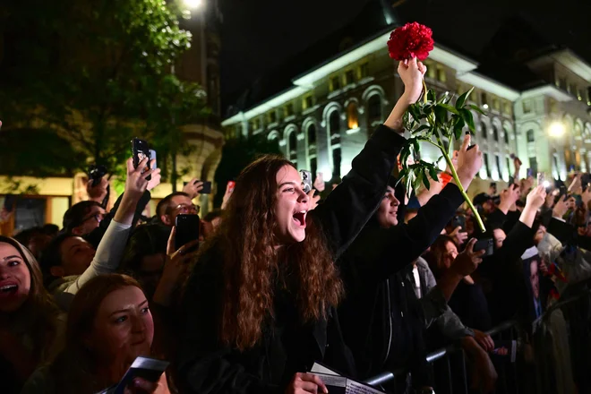 Olajšanje je bilo veliko, Romunija bi lahko postala kot Orbánova Madžarska ali Slovaška Roberta Fica. Na fotografiji podporniki proevropskega zmagovalca Nicușorja Dana.
FOTO: Daniel Mihailescu/AFP