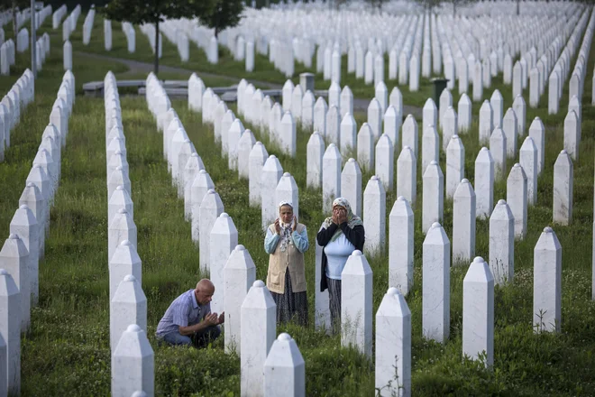 Pokopališče v Potočarih, kjer so pokopane žrtve genocida iz leta 1995. FOTO: Voranc Vogel/Delo